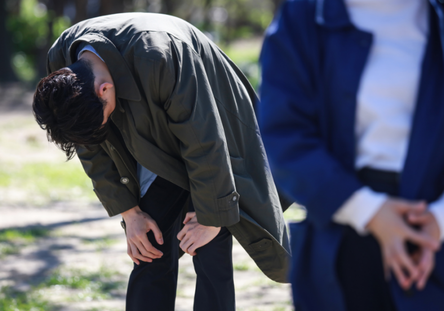 在公园累了的男人标志着你的前任后悔甩了你