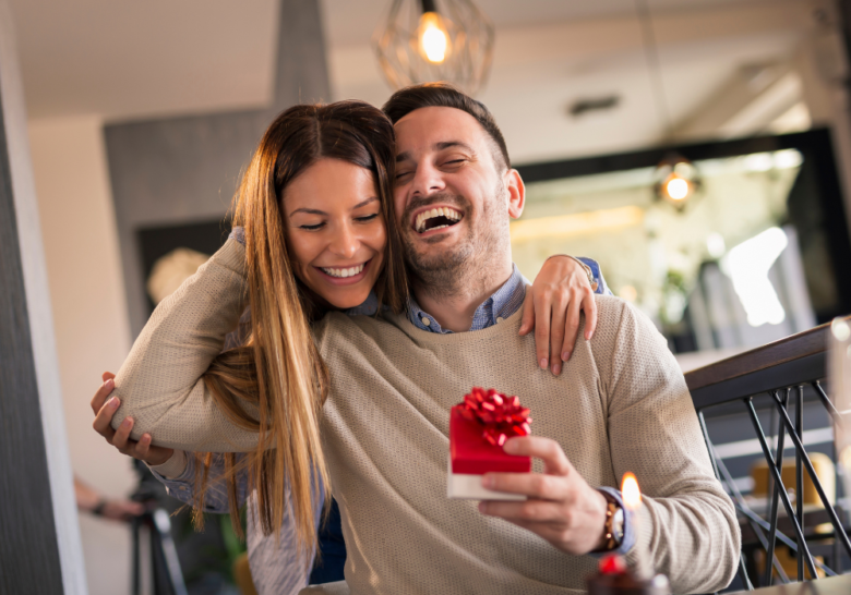 girlfriend giving gift to her boyfriend birthday ideas for boyfriend