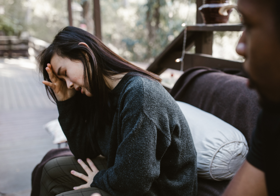 女人抱着她的头为什么他忽冷忽热