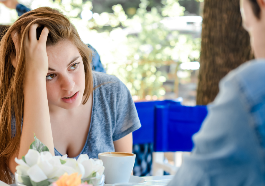 抱着头的女人是不成熟女人的标志