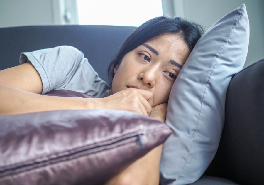 女人躺着看悲伤的心理影响是另一个女人