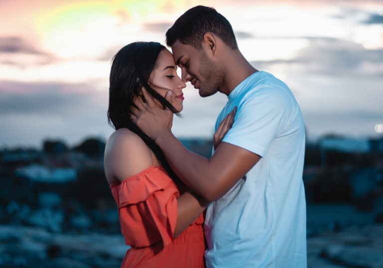 man and woman kissing at sunset how to respond to I love you