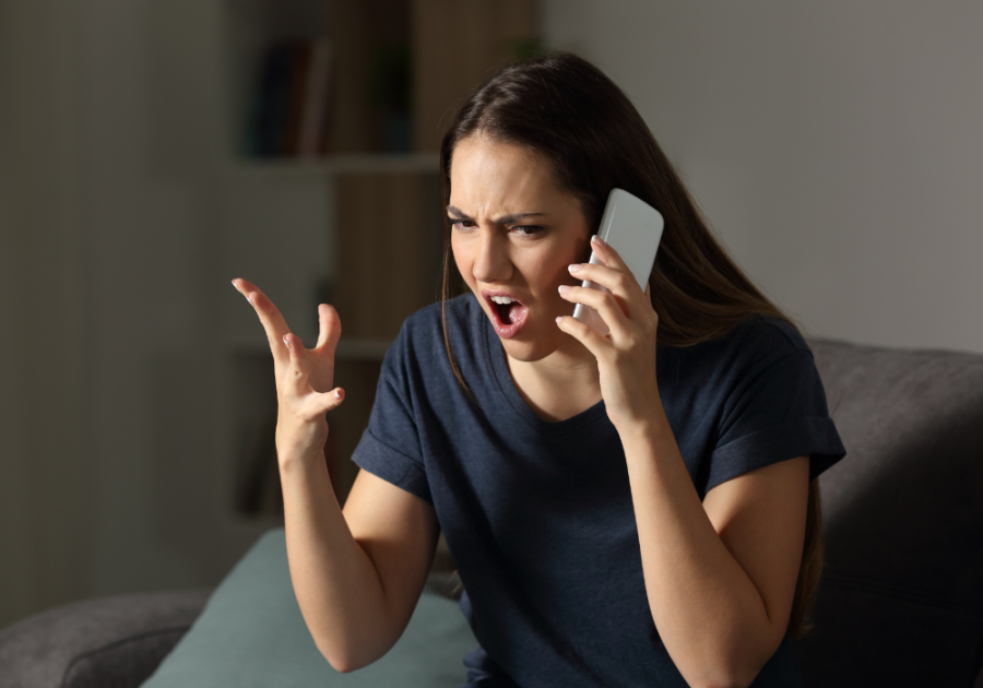 电话里生气的女人对粗鲁的评论做出了聪明的回应