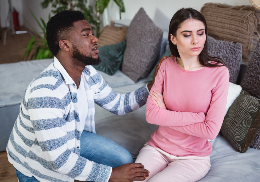 couple sitting talking how to apologize Apologize for Cheating