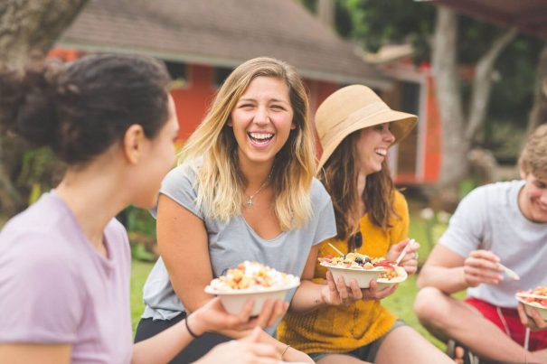 friends eating, ways to meet new people