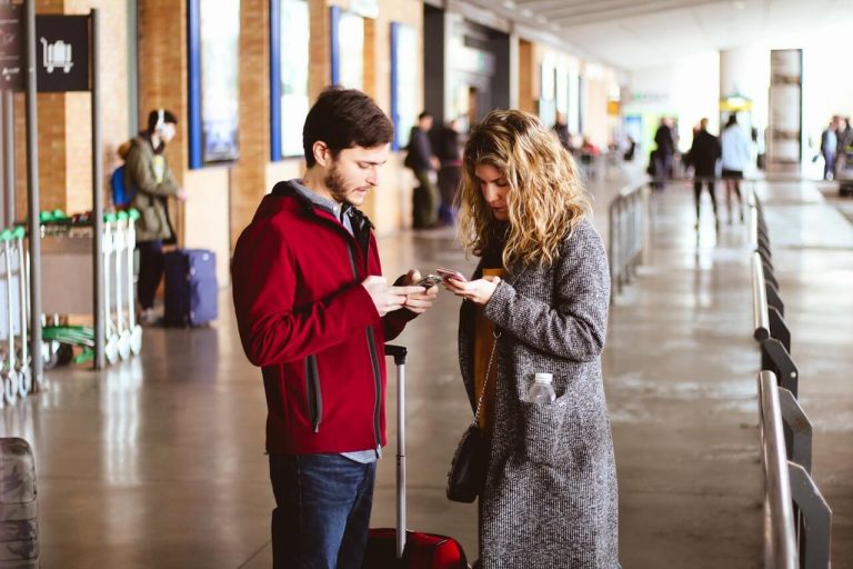 couple on phones, reasons you are anti-social