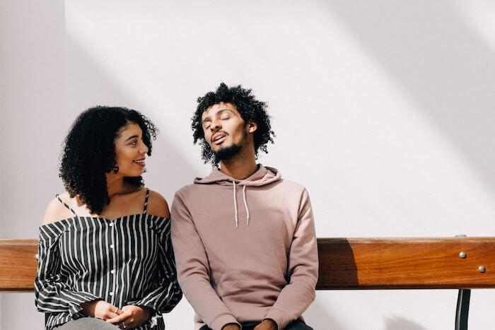 couple sitting on bench talking How to Start a Conversatio