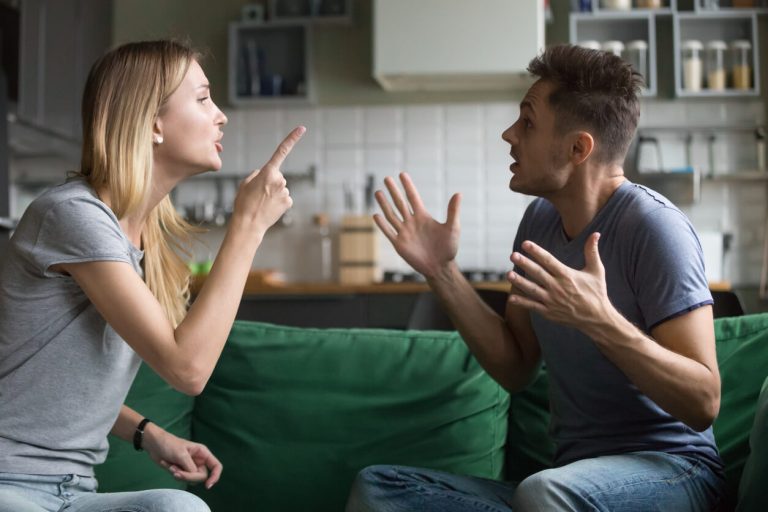 couple arguing, how to save a relationship