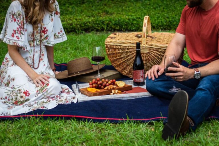 couple on picnic, romantic picnic ideas