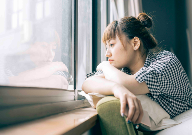 Lonely woman, fear of being alone