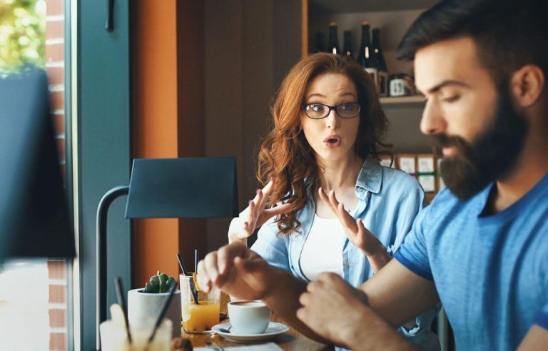 angry couple, signs of a controlling woman