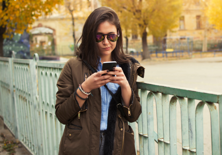 woman texting, what is breadcrumbing