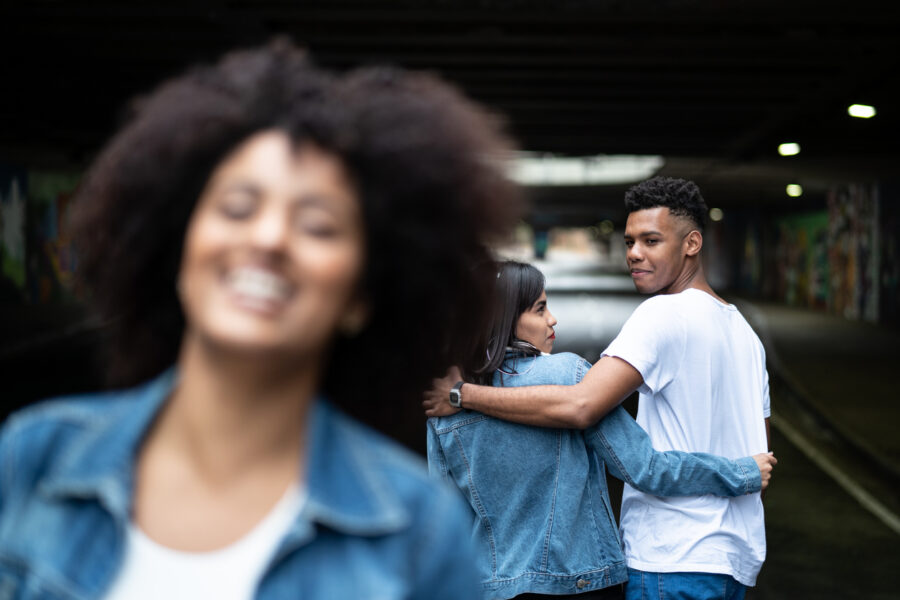 man eyeing another woman deal breakers in a relationship