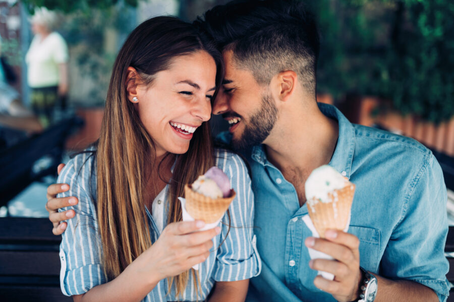 couple eating ice cream how to cheer up your girlfriend