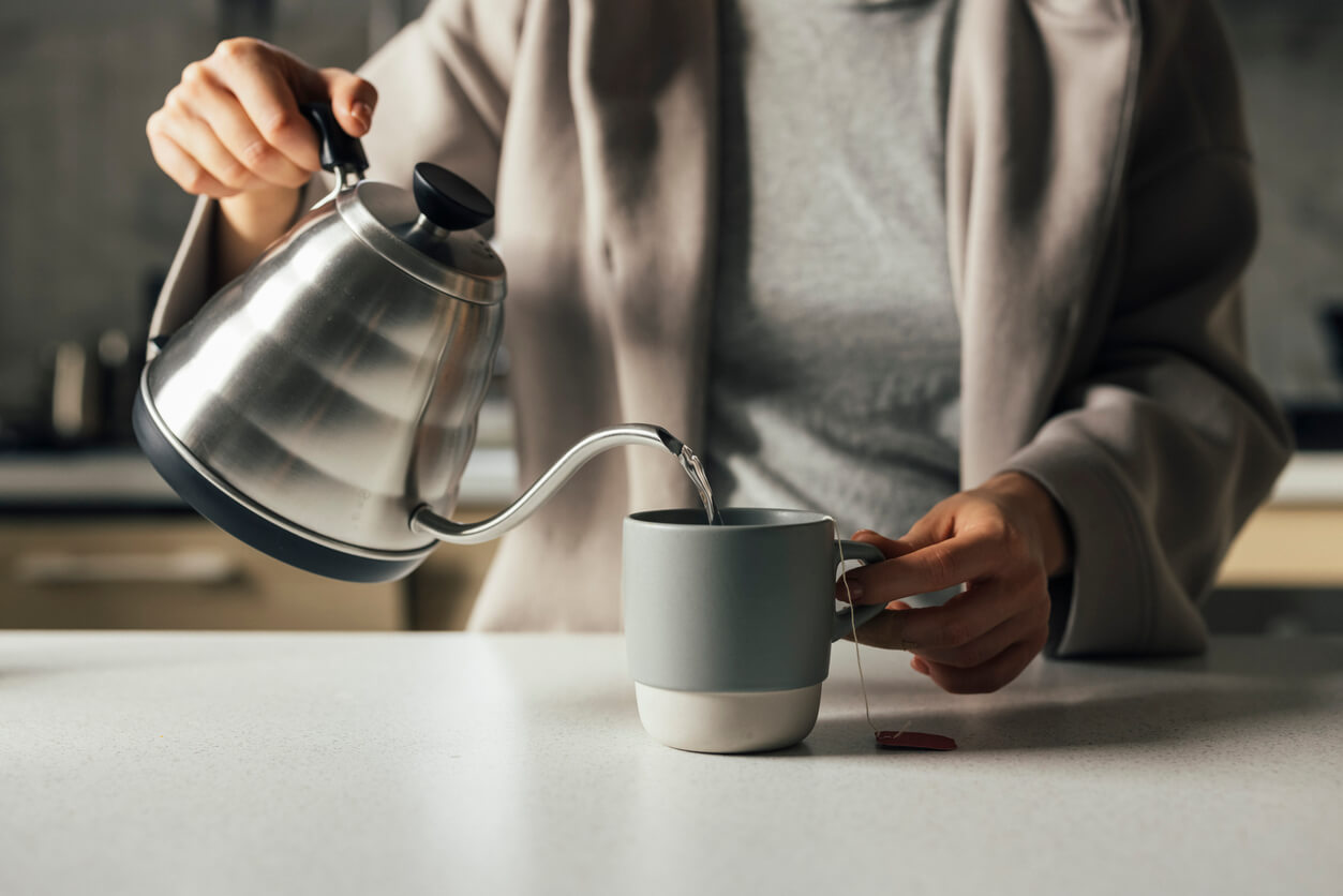 woman pouring tea, how to practice mindfulness