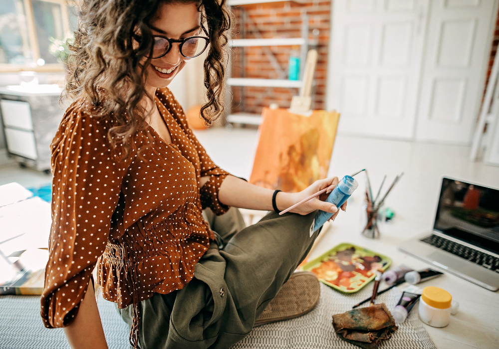 girl painting hobbies for women in their 20s