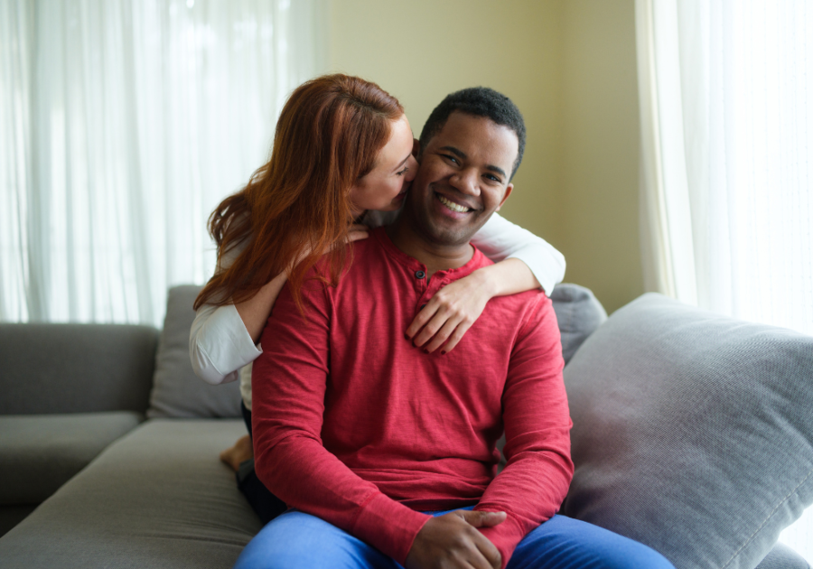 girl back hugging her boyfriend how to tell him you love him