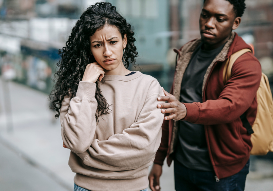 girl avoiding a man trying to make friends signs someone doesn't want to be your friend