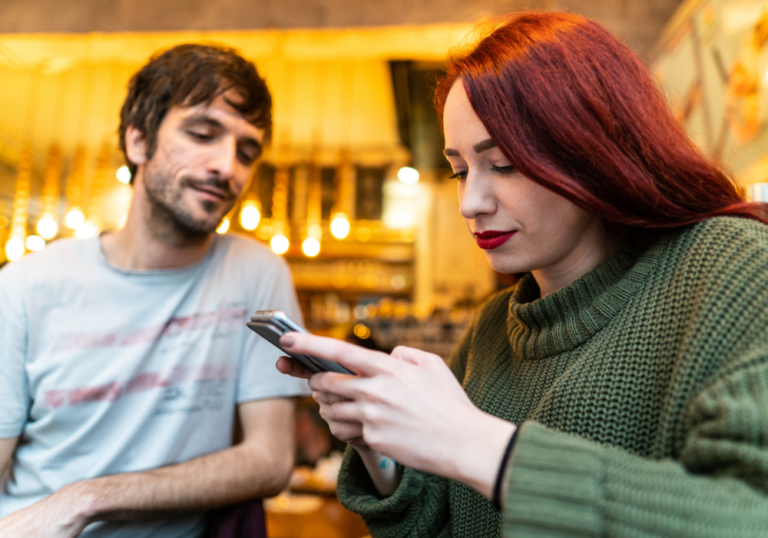 woman texting in a date with her boyfriend dating a man who is not financially stable