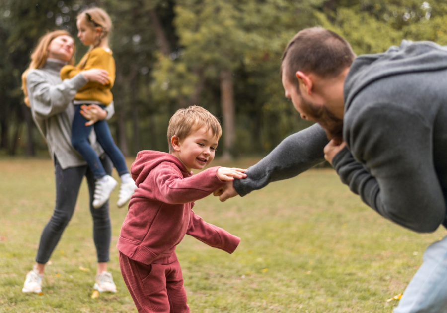 happy family playing in the park dating a divorced woman red flags