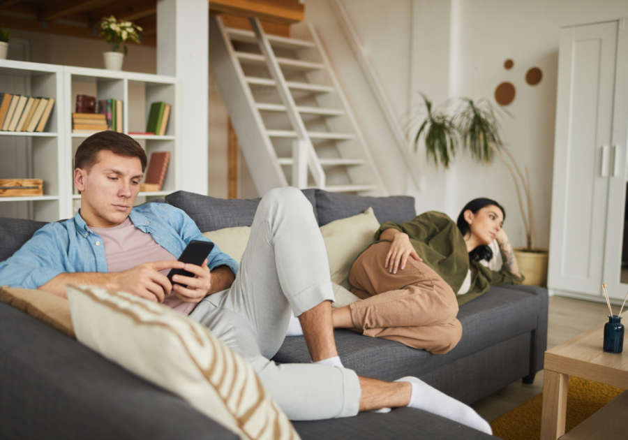 young couple starting to ignore each other why do relationships end in 3 months