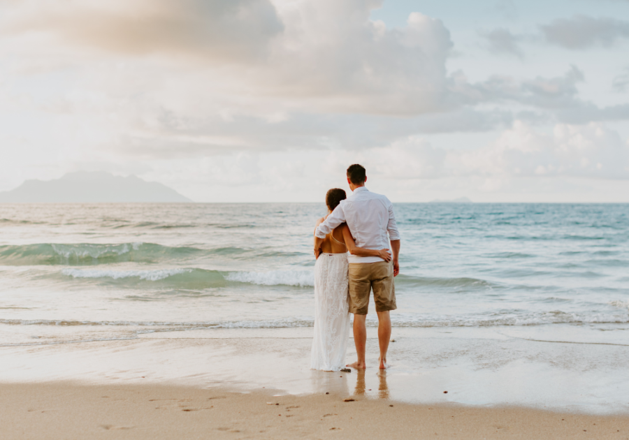 couple in the beach watching the sea do guys know when they've met the one