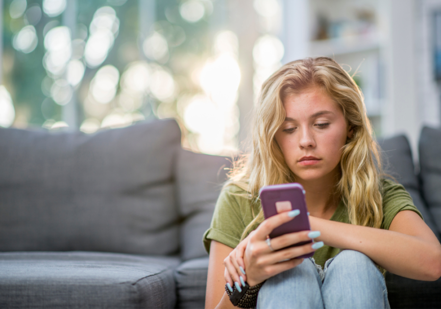 woman sitting in floor looking at phone why is he hot and cold