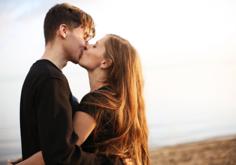 couple in matching clothes kissing sweet things to say to your girlfriend to make her cry