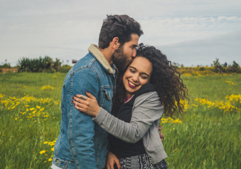 sweet boyfriend kissing girlfriend compliments for girlfriend