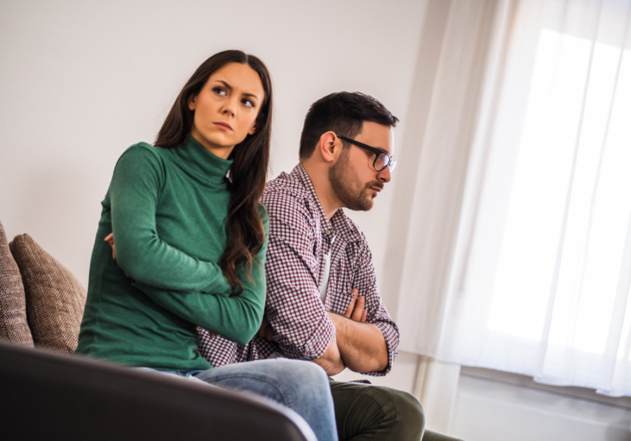 couple facing opposite direction red flags in a relationship with a woman