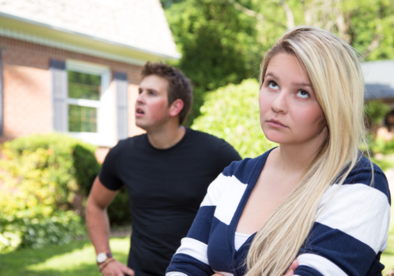 woman rolling her eyes while man at the back is looking at something funny things to say to a narcissist