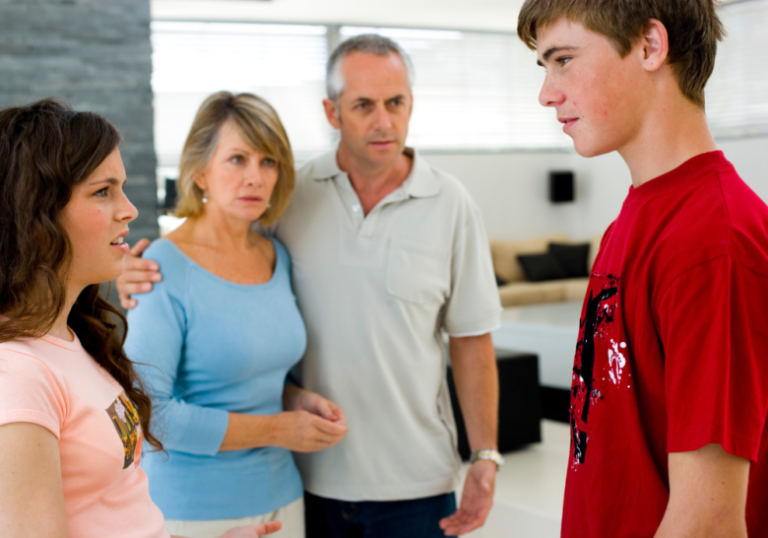 kids talking fiercely while parents are watching them narcissist family structure