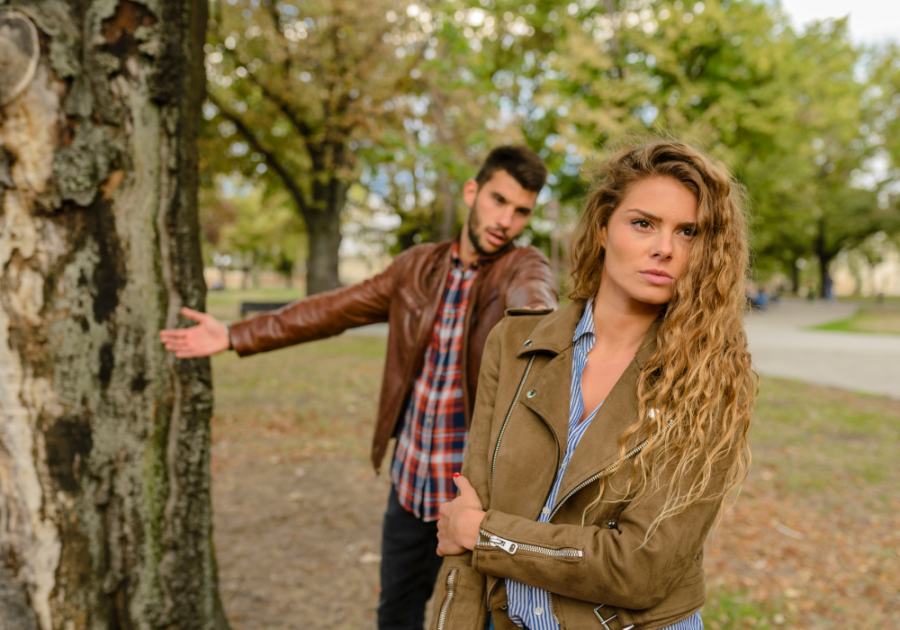 couple outdoors woman turning away from man ignoring a narcissist