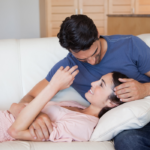 女人躺在男人的腿上沙发上多汁的问题to Ask Your Girlfriend