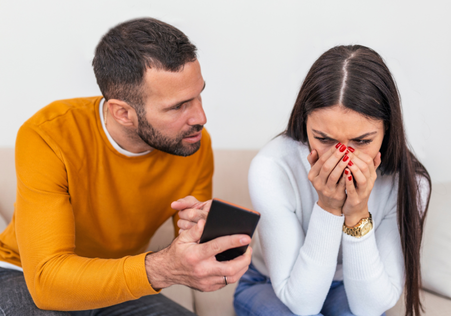 man angry showing woman phone Do Cheaters Ever Realize What They’ve Lost