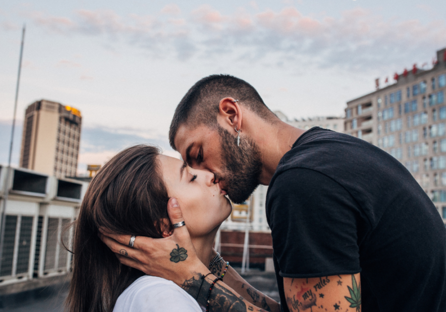 couple kissing outdoors NSA Relationship